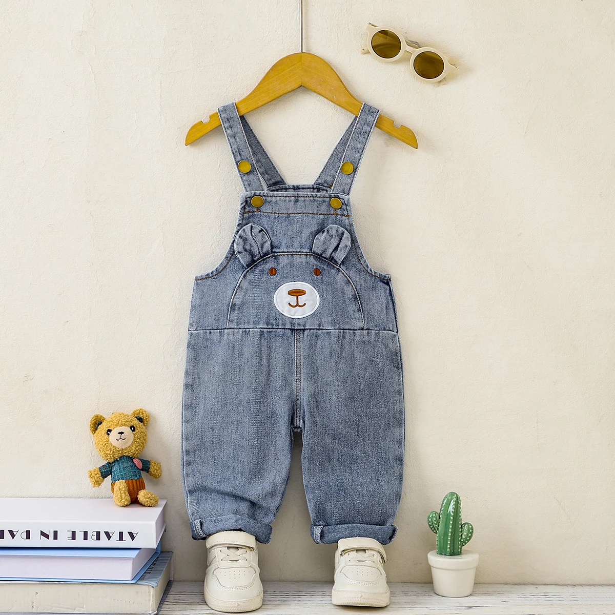 Frühling Sommer Baby Mädchen Jeans-Latzhose mit Bären- & Erdbeer-Print, Verstellbare Träger, Aufrollbare Bündchen, Lässige Spielkleidung für Kleinkinder – Detail 2