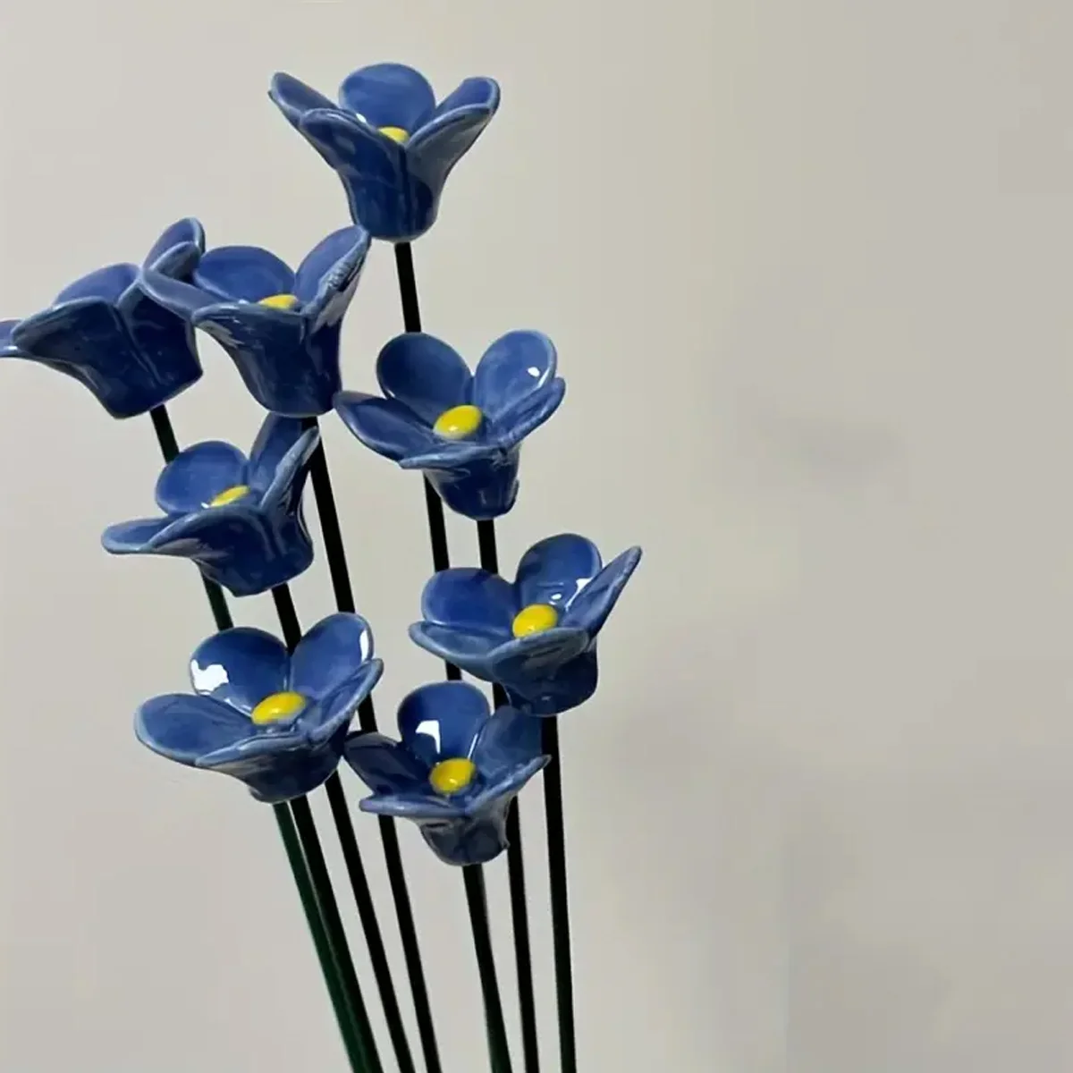 Blauwe keramische vergeet-me-niet kunstbloemen, 14,56 inch lichtbestendig, voor binnen en buiten, vazen, gazons decoreren