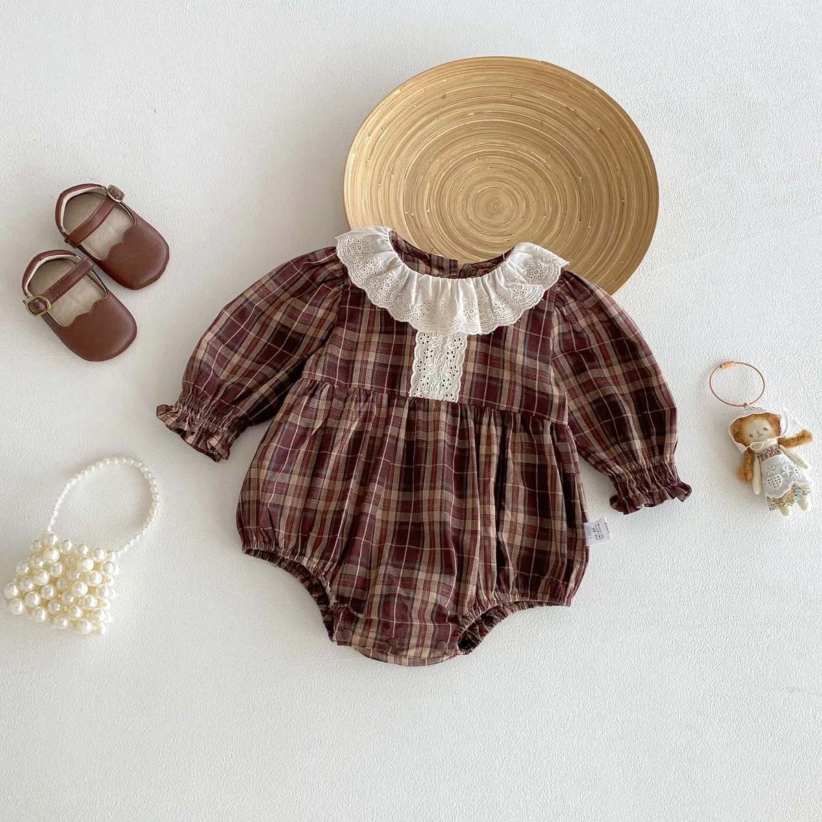 Korean autumn baby girl jumpsuit, baby girl sweet and cute plaid lace lapel long sleeve jumpsuit, very suitable for going out to