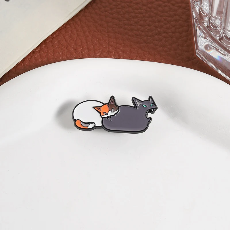 Contrast Style Snuggling Cats Enamel Pin Calico Cool Cat Brooch Two Cats Lapel Badge for Backpacks Girls Gift
