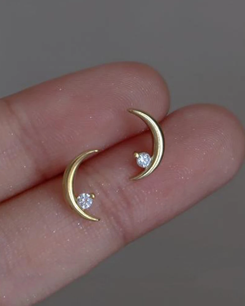 

Crescent shaped diamonds set with elegant earrings