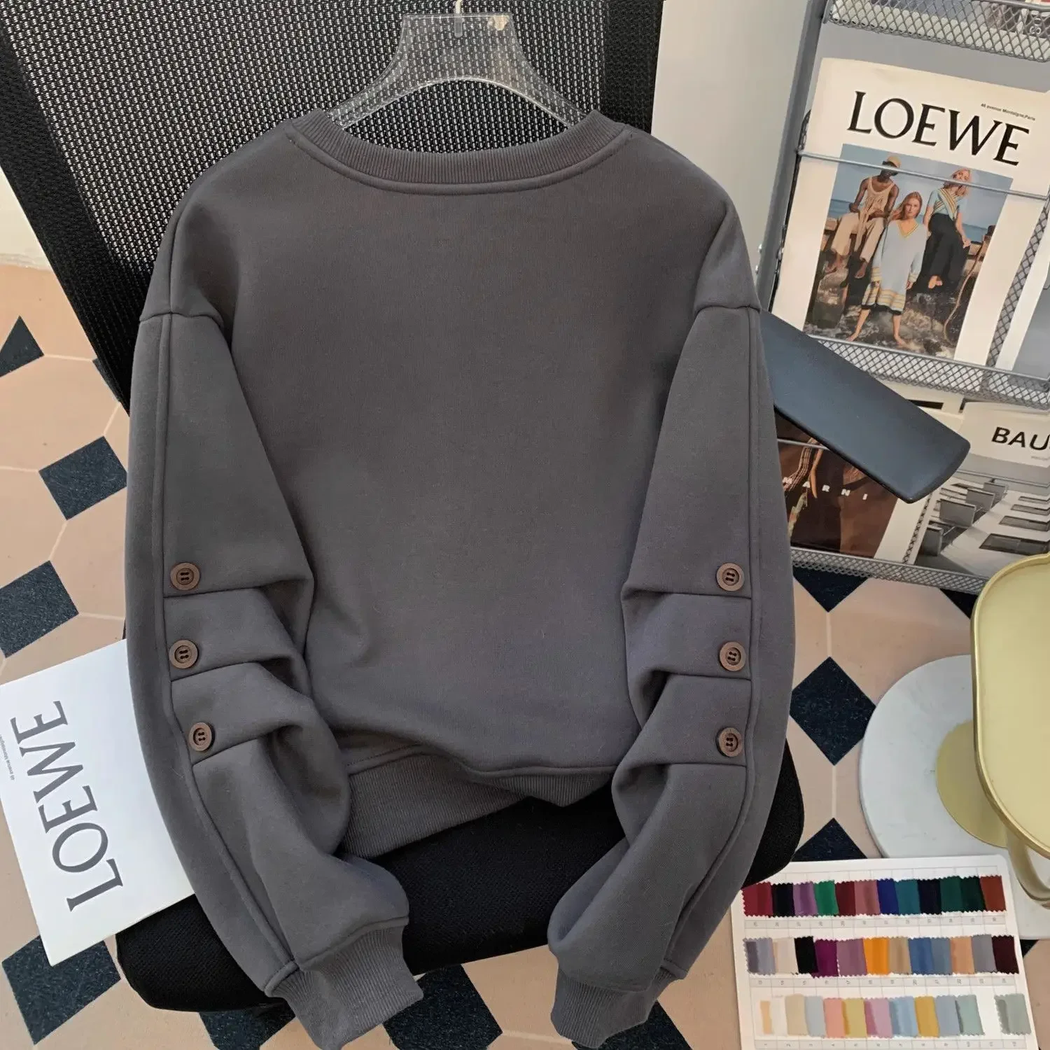 Retro-Kapuzenpullover mit Faltenknöpfen und dickem Plüsch für Damen im Herbst und Winter, mit High-End-Endorphinen und einem trendigen Oberteil