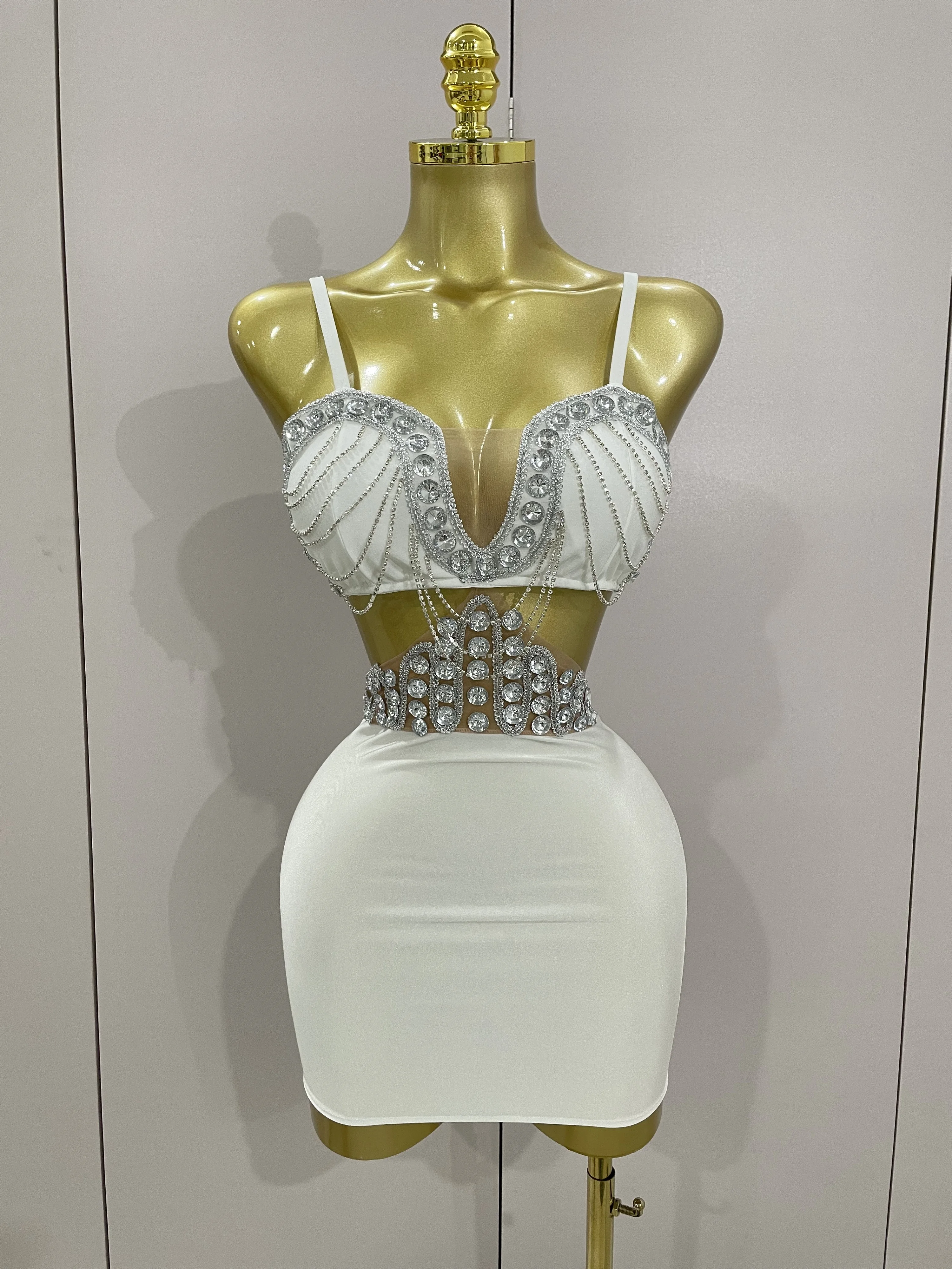 

STOCK Luxury Shiny Diamond Chain White Sexy Sleeveless Bodycon Mini Dress 2025New Evening Birthday Party Nightclub Stage Costume