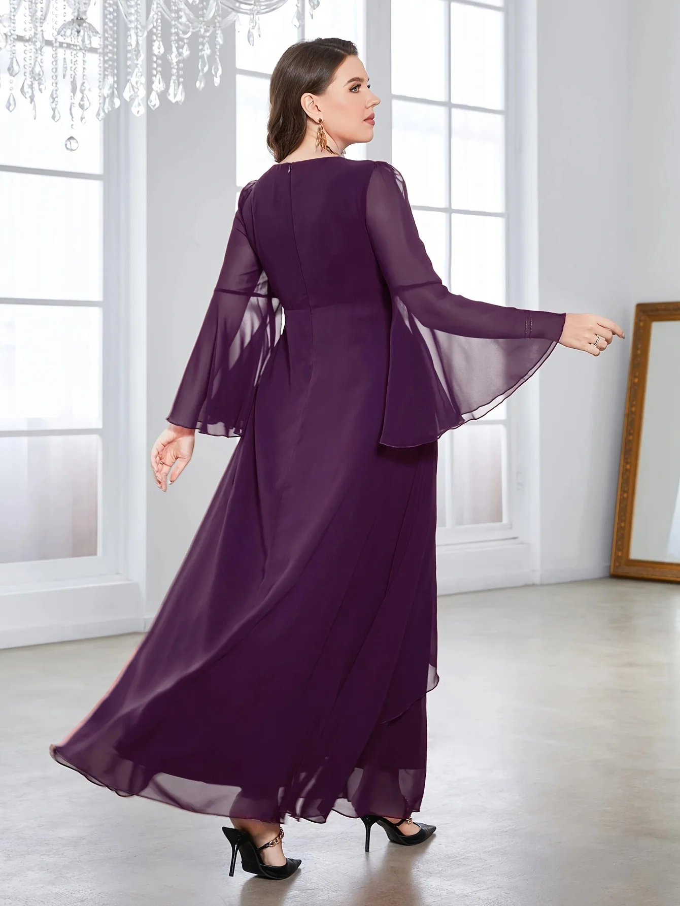 Elegancka sukienka wizytowa z dekoltem w serek, falbanami, rozcięciem z boku, długimi rękawami, fioletowa.