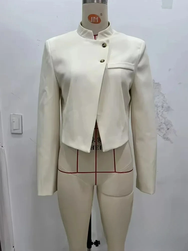 เสื้อเบลเซอร์ลำลองสำหรับผู้หญิง KONDALA รุ่น Holiday สีพื้น กระดุมแถวเดียว คอทรงกลม แขนยาว เสื้อเบลเซอร์สั้น แฟชั่นฤดูใบไม้ร่วง 2025 เสื้อเบลเซอร์สำหรับสุภาพสตรีทำงาน