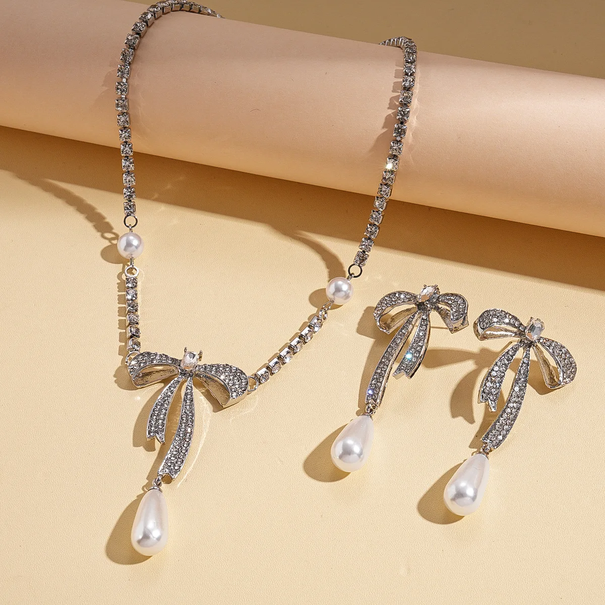 

Korean Pearl Rhinestone Bow Necklace for Women Fashion Light Luxury Collarbone Chain Necklaces Earring Jewelry Set Party