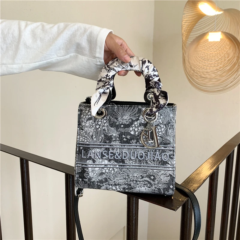 

Effortless Versatile Female Bag Handbag Petite Shoulder Bag Seamless Transition From Day To Night Wear​​