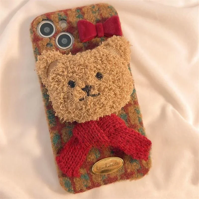 

Autumn and winter Christmas plush knitted scarf bear suitable for iphone15 mobile phone case iphone16pro niche creativity