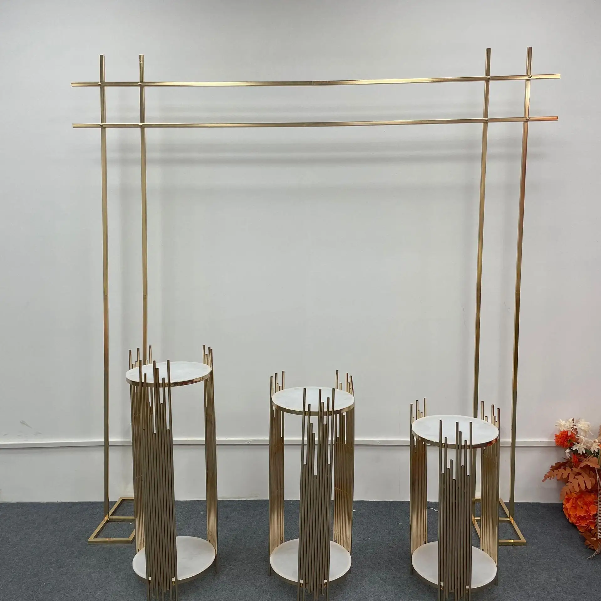 

4pcs Luxury Artificial Floral Shiny Gold Backdrops Flower Balloon Lace Arch Birthday Party Anniversary Cake Table Plinth Stand