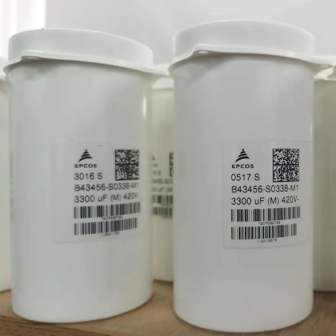 

Aluminium electrolytic capacitor B43456-S0338-M1 420V 3300UF Condenser