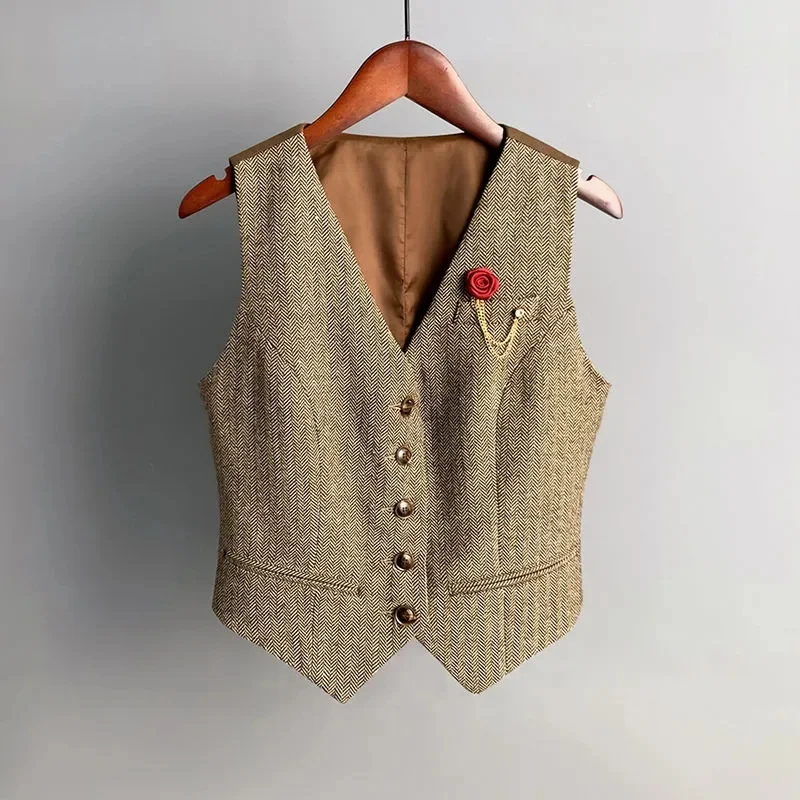 

Короткий жилет с V-образным вырезом на одной пуговице для женщин: модный и стройнящий для офиса, весна-осень