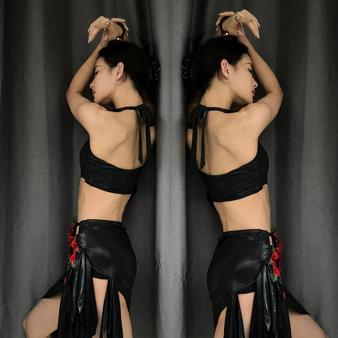 Abiti da ballo latino sexy per adulti Donna Abito diviso rosa Top in pelle nera Gonna Costume da prestazione Abbigliamento da pratica latino DNV24524