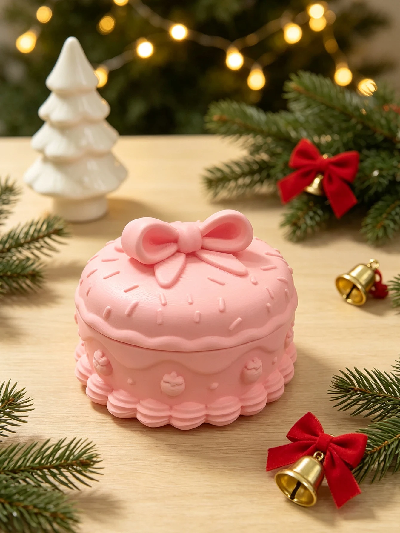 Christmas Gift Pink Cake-Shaped Jewelry Box, Cute Bow-Tie Storage Box with Lid for Small Accessories, Girly Dessert-Shaped Desktop Decoration, Holds Earrings, Rings, Necklaces, and Other Delicate Jewelry, Suitable as a Christmas Gift for Girls, Festive Atmosphere Desktop Decoration and Jewelry Storage Dual-Purpose Item