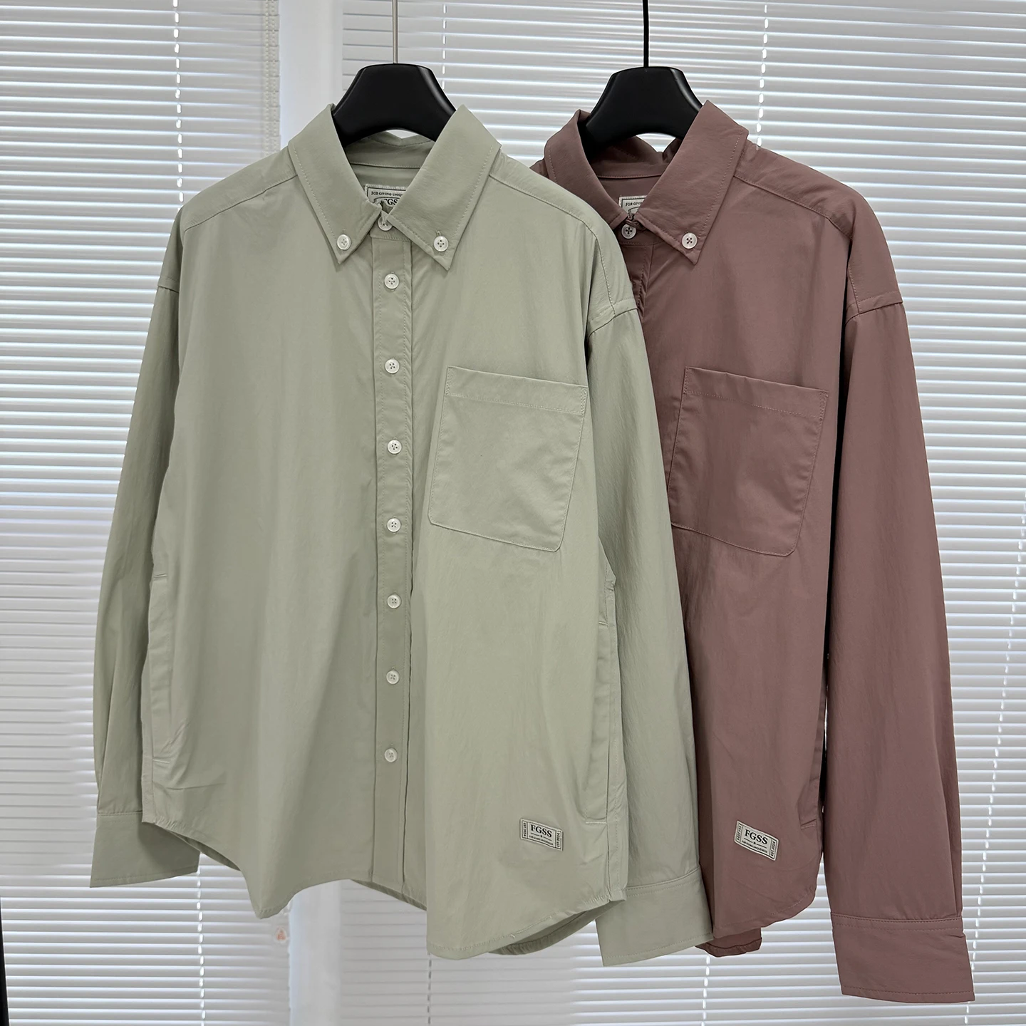 

Мужская свободная рубашка-куртка в американском ретро-стиле с низкой насыщенностью цвета, простым дизайном и элегантным видом, с длинным рукавом, для повседневной носки