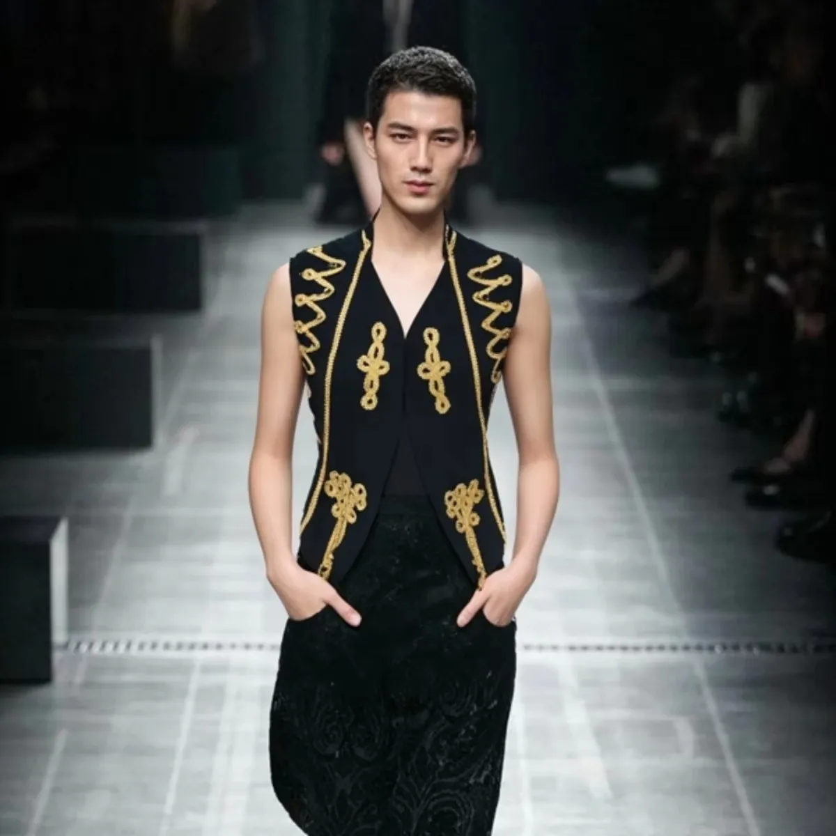 

Мужской винтажный сценический жилет в британском стиле, рок-певец, концертное представление, косплей, придворный жилет, черный, белый цвет, дворец, костюм