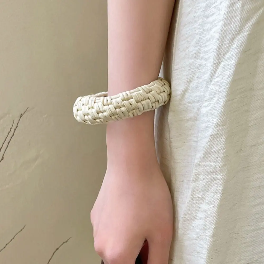 Semplice braccialetto intrecciato in rattan Bracciale vintage a forma di nido d'uccello in stile etnico Gioielli classici a mano Bracciale intrecciato bohémien per le vacanze