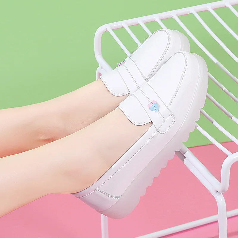 

Spring and summer 202 new Korean version breathable white flat bottom comfortable anti-slip soft bottom slope heel nurse shoes