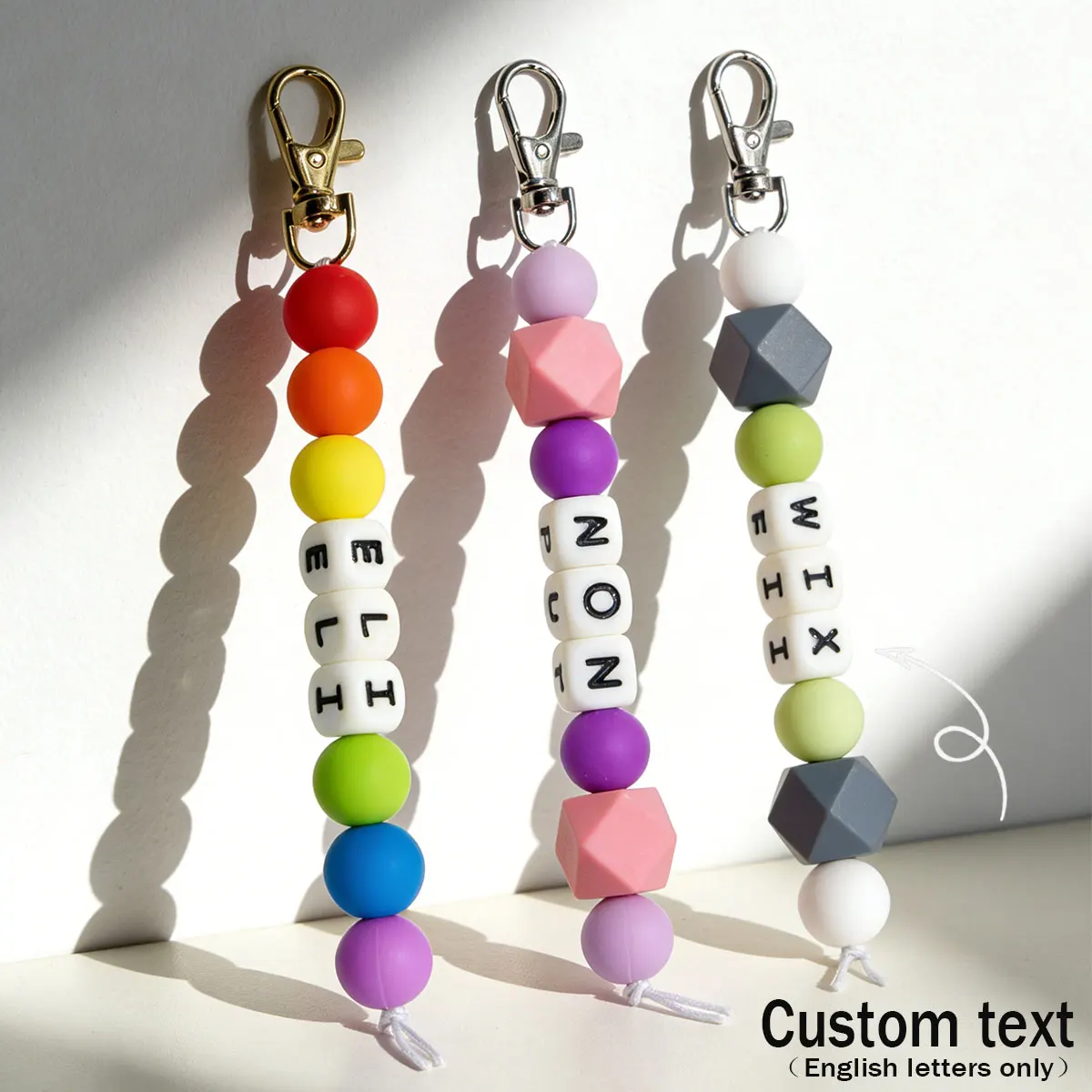 Personalisierter Regenbogen-Perlen-Schlüsselanhänger aus Silikon, Valentinstagsgeschenk, individuelles Taschenaccessoire.