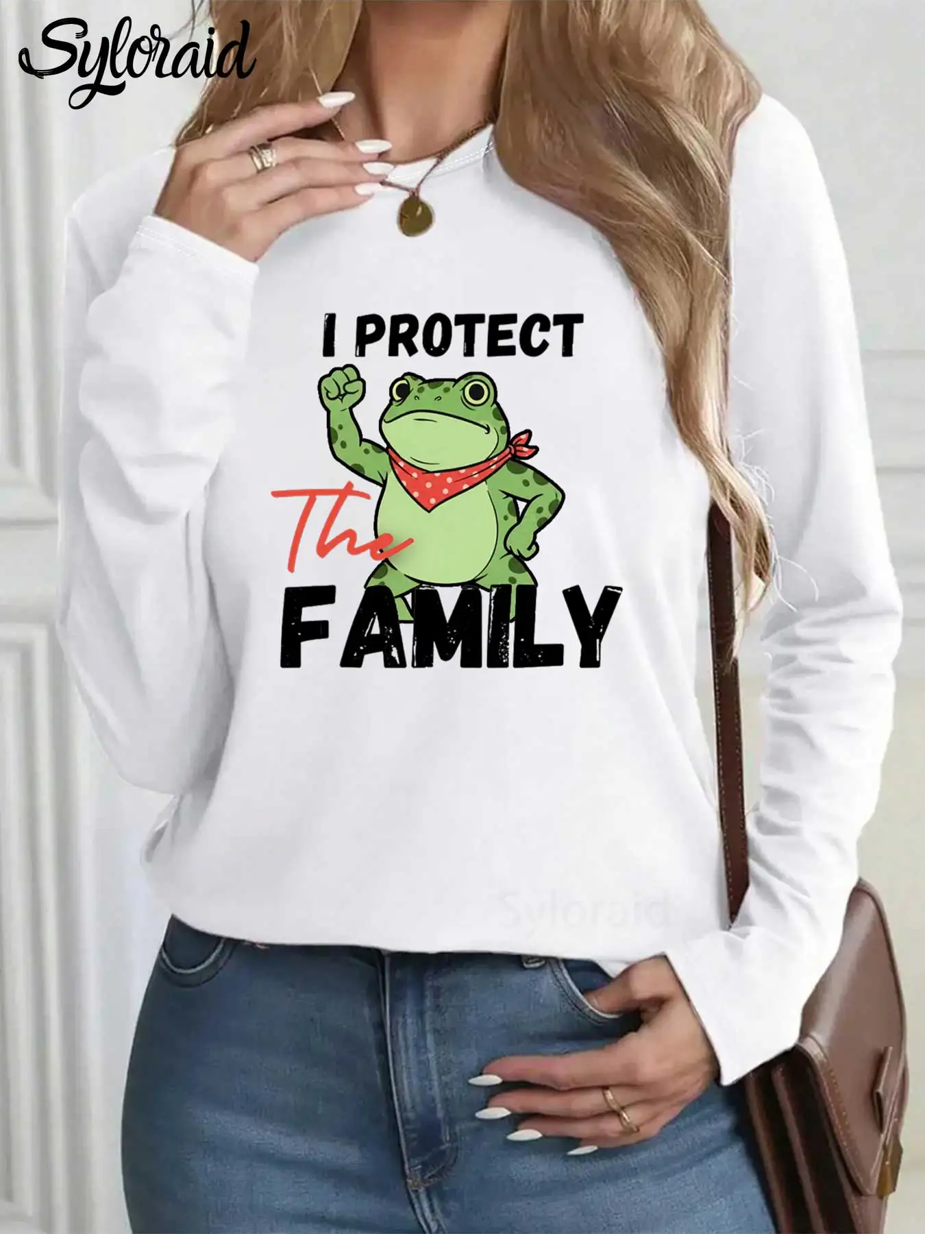 تي شيرت نسائي بأكمام طويلة I Protect The Family مضحك الضفدع جرافيك تي شيرت عصري برقبة دائرية كاجوال #1