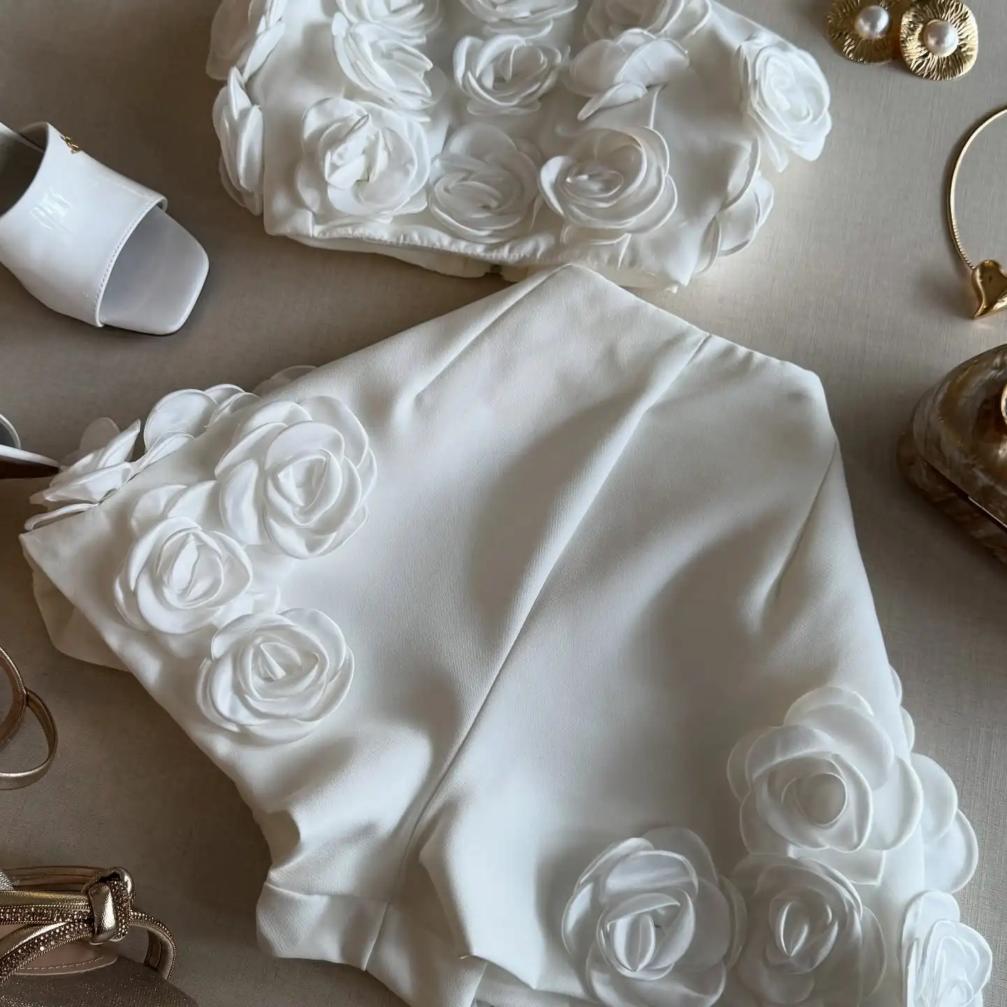 Vestido de Festa Branco em Duas Peças com Flores, Bonito Vestido de Verão em Cetim com Rosas 3D, Vestidos Sexy para Casamento e Festas