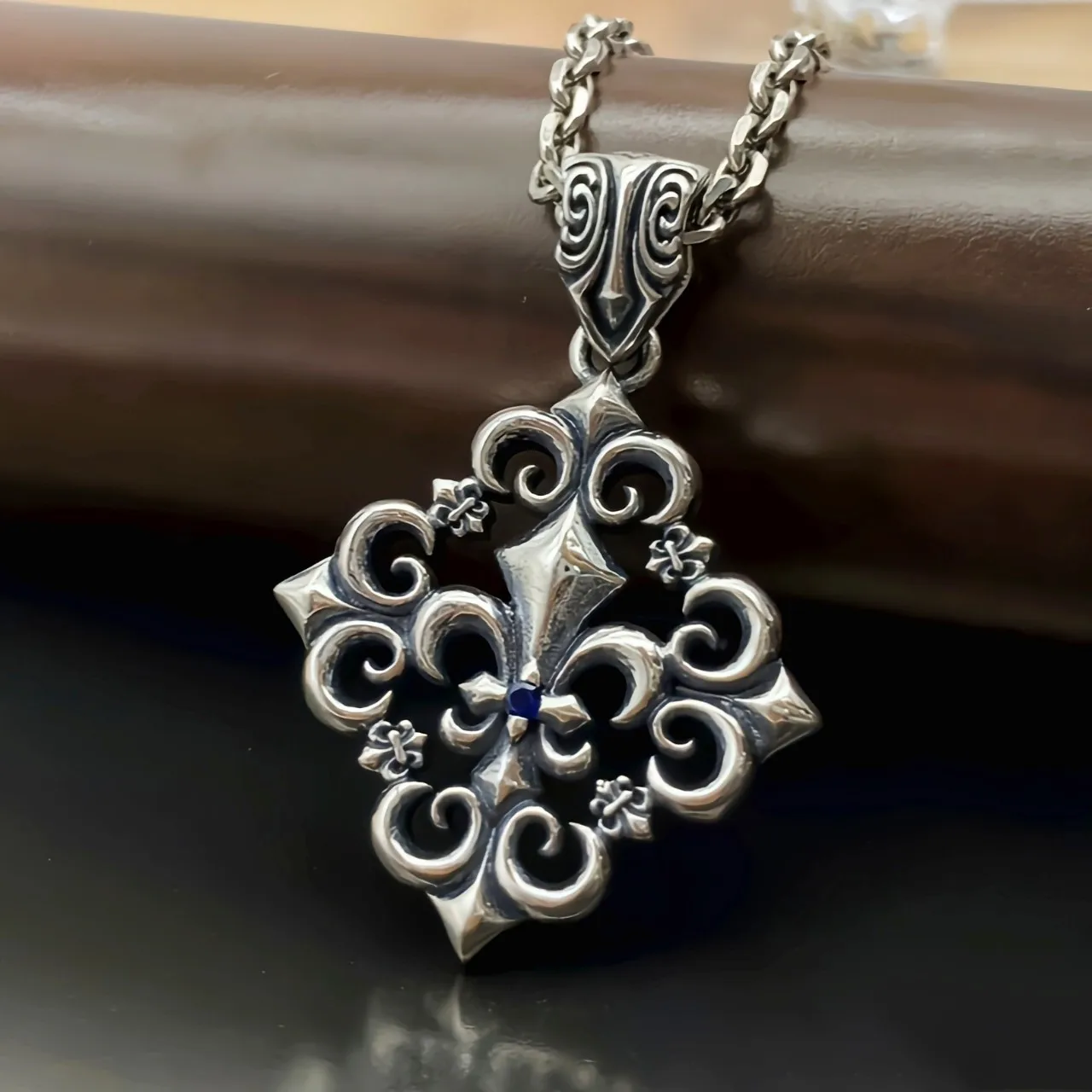 

S925 pure silver personalized vine flower boat anchor pendant, personalized retro European and American punk style necklace pend