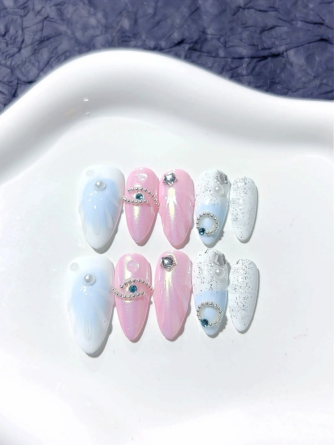 

Aurora Line Inlaid Steel Bead Medium Almond Fashion Nail Art (D287)