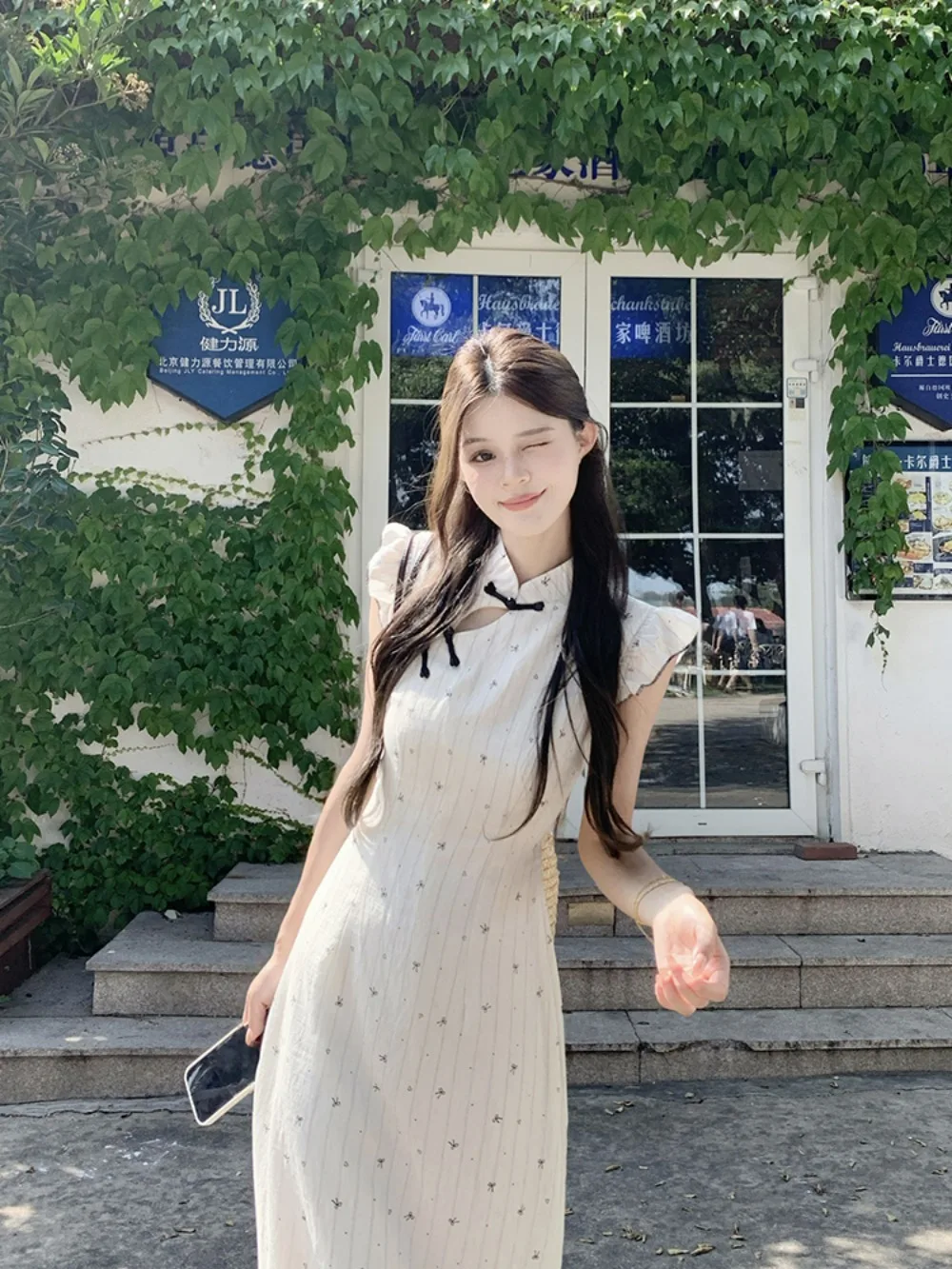 فستان تشيباو الصيني الجديد 2025 الصيف الأزهار طباعة ألين صورة ظلية الوجودية الجمالية رفرفة الأكمام تصميم المرأة الموضة