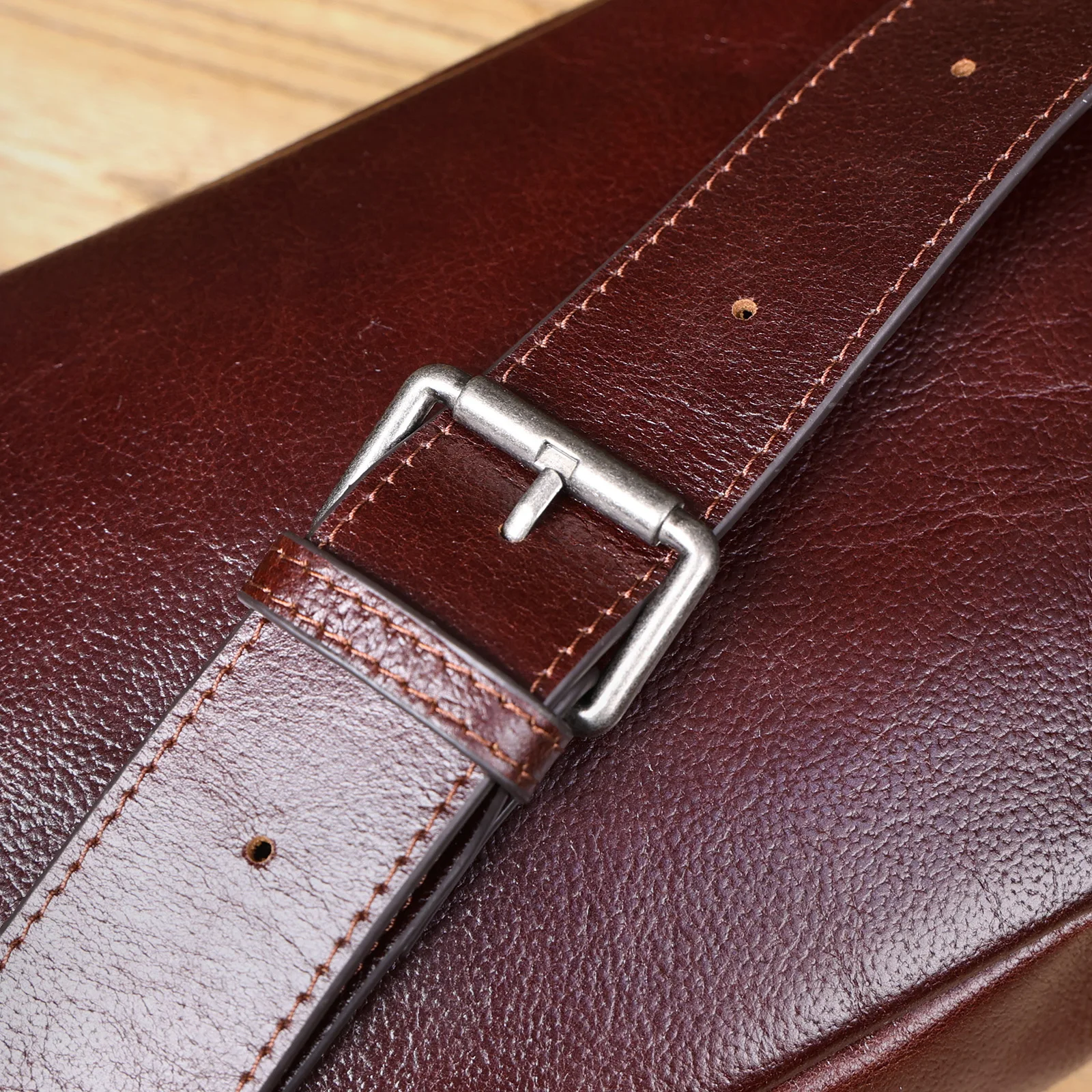Vintage-Hüfttasche aus hochwertigem Rindsleder, lässige Schultertasche für Herren, multifunktionale Motorrad-Brusttasche aus echtem Leder – Detail 22