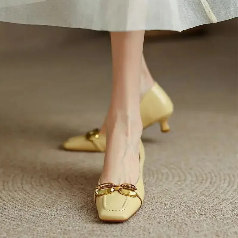 

Французские нишевые мягкие кожаные туфли на плоской подошве, женские весенне-осенние туфли 2024, новый стиль, мягкий вечерний ветер, кошачий каблук, маленький высокий каблук 3 см