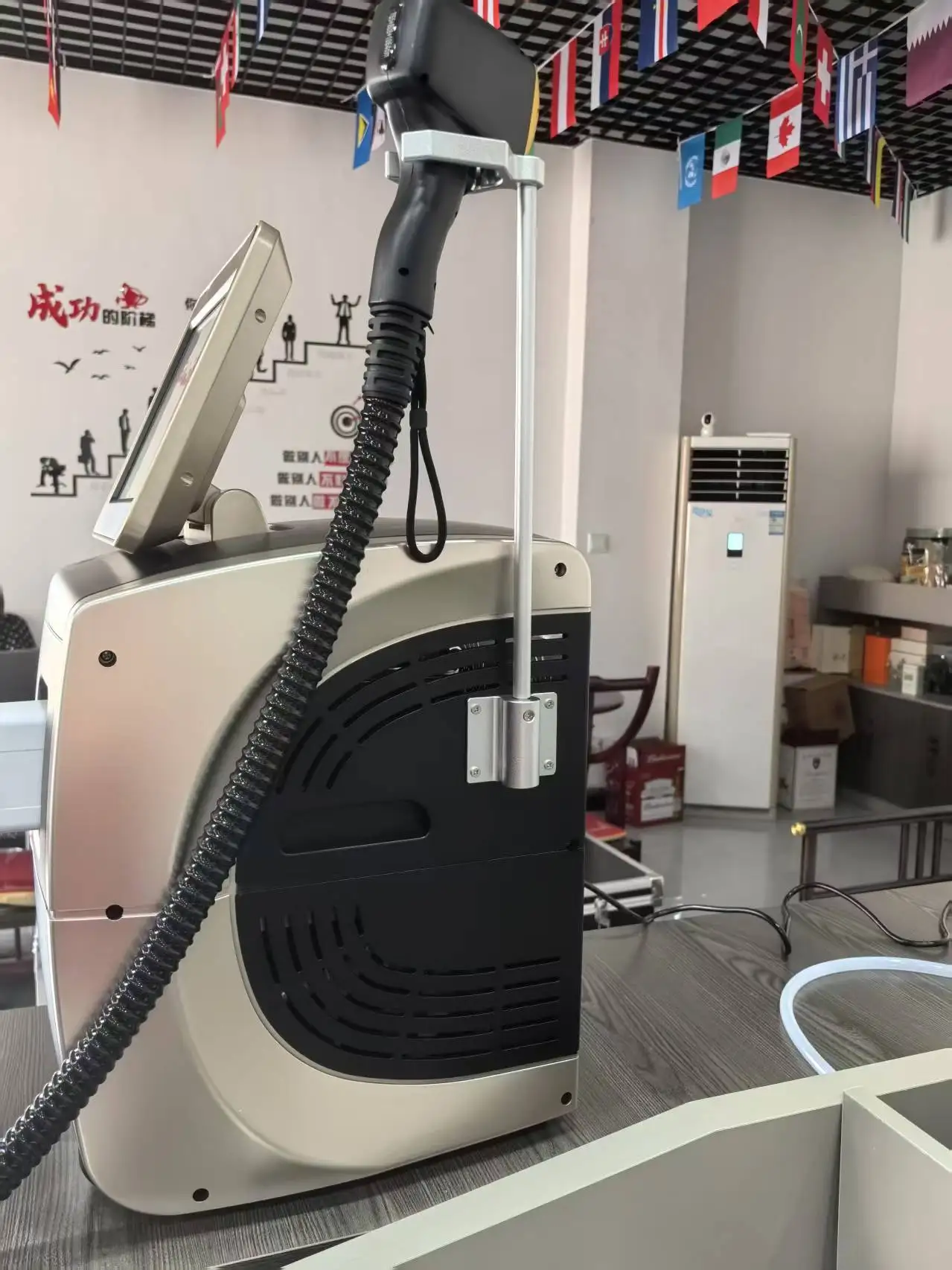 

2025 Мощный 3500 Вт александритовый ледяной платиновый лазерный эпилятор Профессиональный диодный лазерный аппарат для постоянного удаления волос для женщин