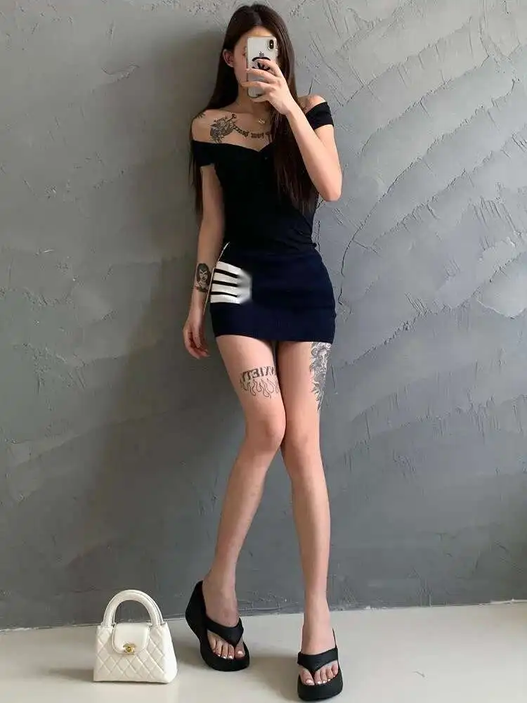 T-shirt a maniche corte con spalla intrecciata per stile estivo da donna per scollo a V sottile dolce donna coreana Tosp 2024 Nuovo G2OF