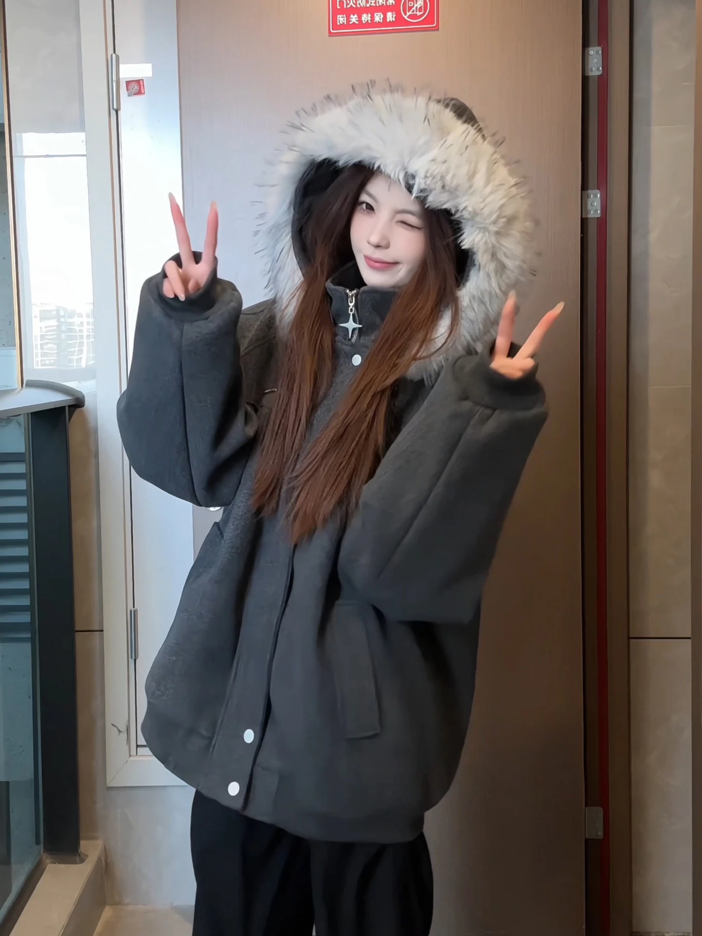 

Утепленная зимняя хлопковая куртка с капюшоном и клетчатым дизайном, с меховым воротником, теплая повседневная модель для молодежи, доступна в разных цветах