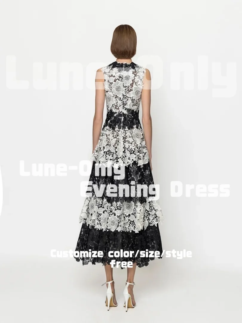 カスタマイズされたノースリーブの黒と白のティアードフラワーレースの女性用イブニングドレス、Aラインのエレガントなパーティガウン、ミディ丈のプロムフォーマルドレス