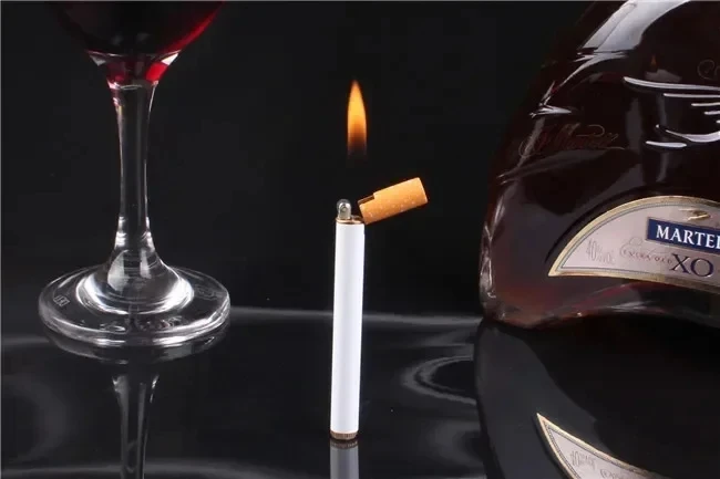 Kreatives Metall-Zigarettenfeuerzeug mit Schleifrad, Kompaktes Taschenfeuerzeug mit Taschenlampe, Outdoor-Butangasfeuerzeug – Detail 12