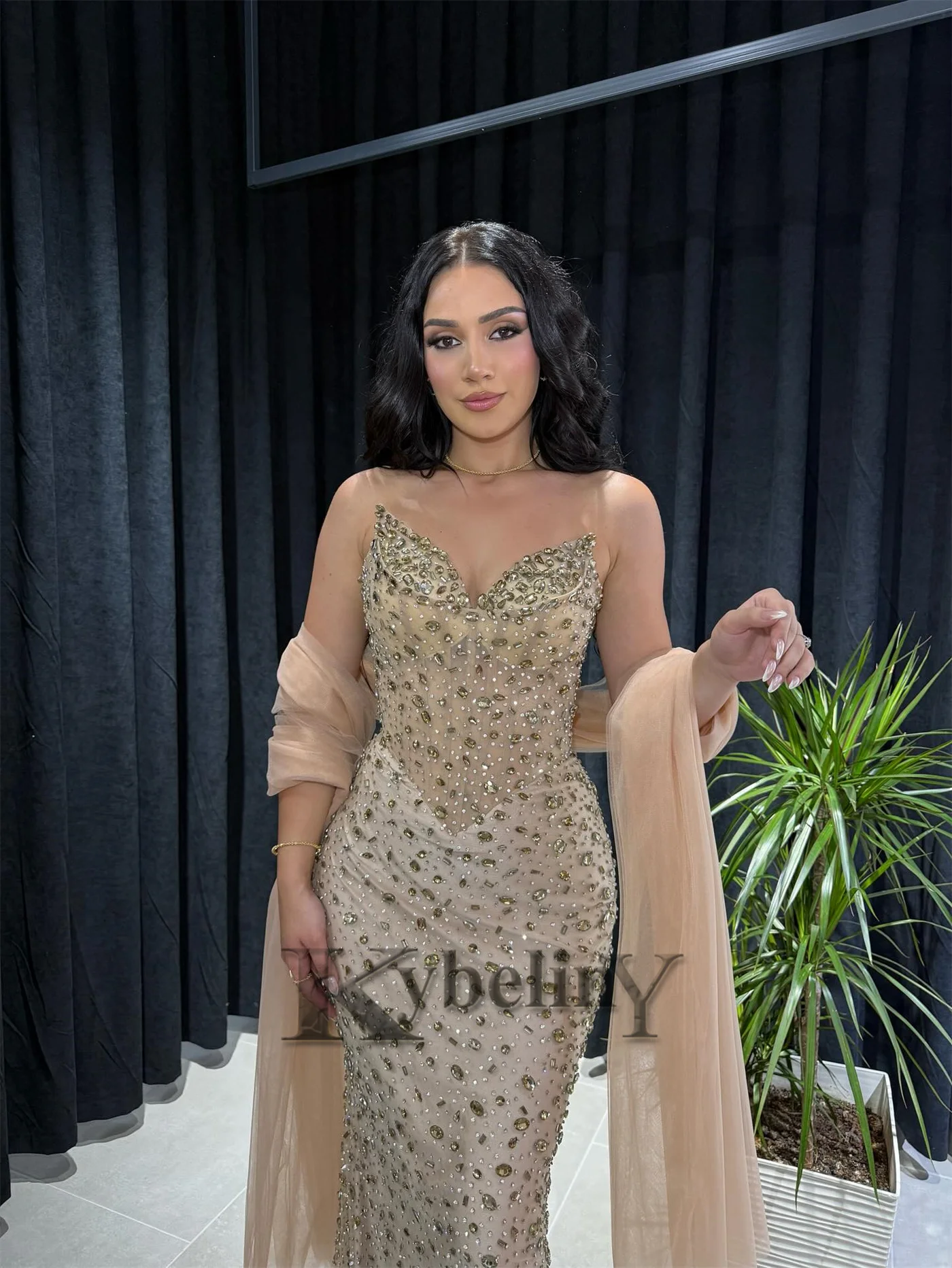 Kybeliny سباركلي بدون حمالات فساتين لحضور الحفلات الموسيقية أحجار الراين كيب ترتر البوق للنساء فساتين السهرة Vestidos De Fiesta مخصصة