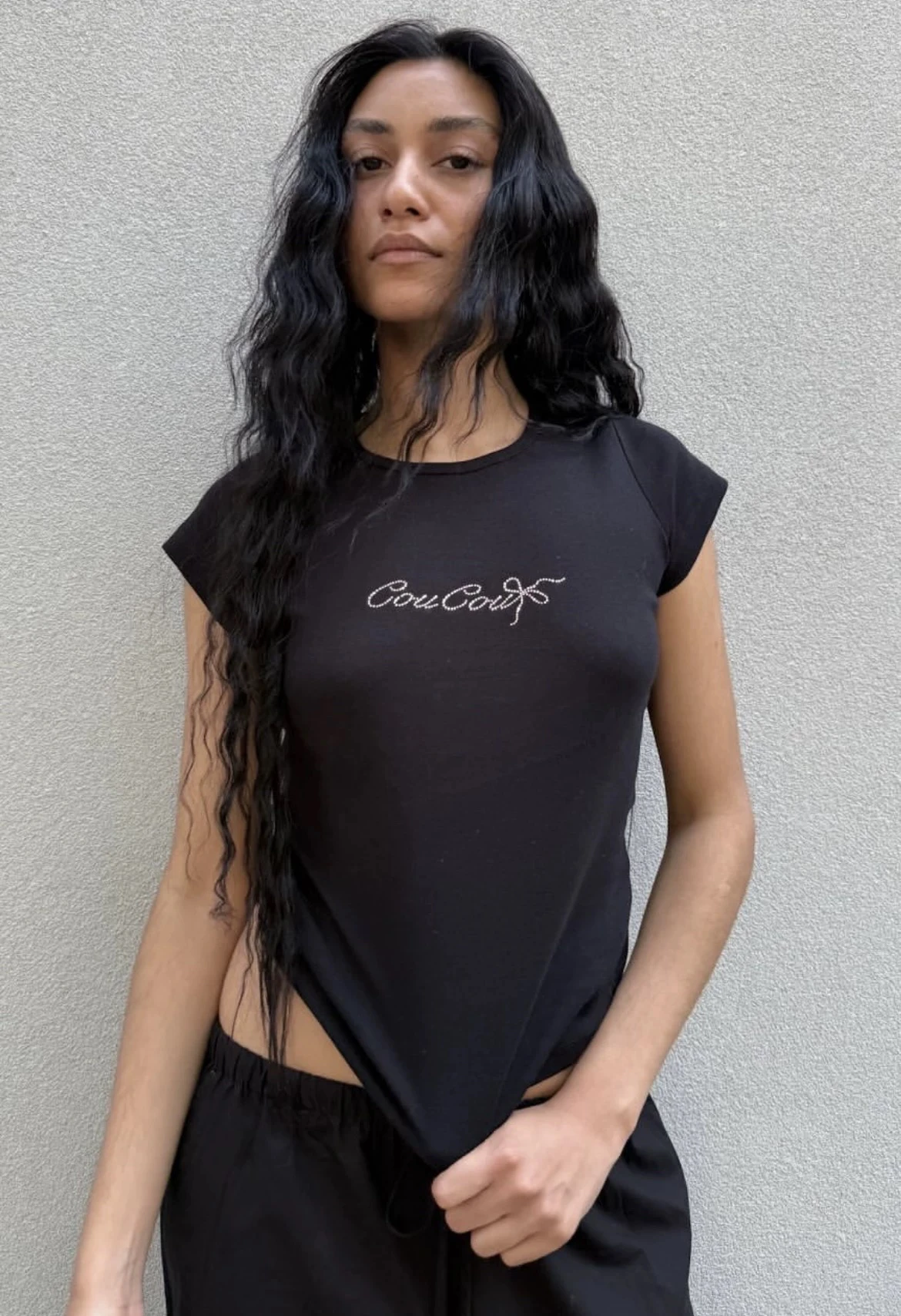 

COUCOU Черно-белая однотонная футболка с прямыми плечами и стразами, минималистичный и универсальный топ с короткими рукавами