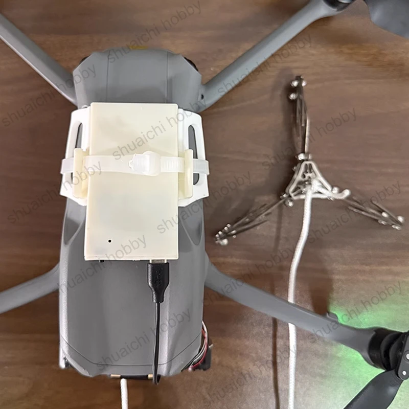 1 قطعة الطائرة بدون طيار الجاذبية المنشط الإنقاذ القابض الفولاذ المقاوم للصدأ تصارع مخلب متوافق مع ضوء Gimbal للعمليات الليلية