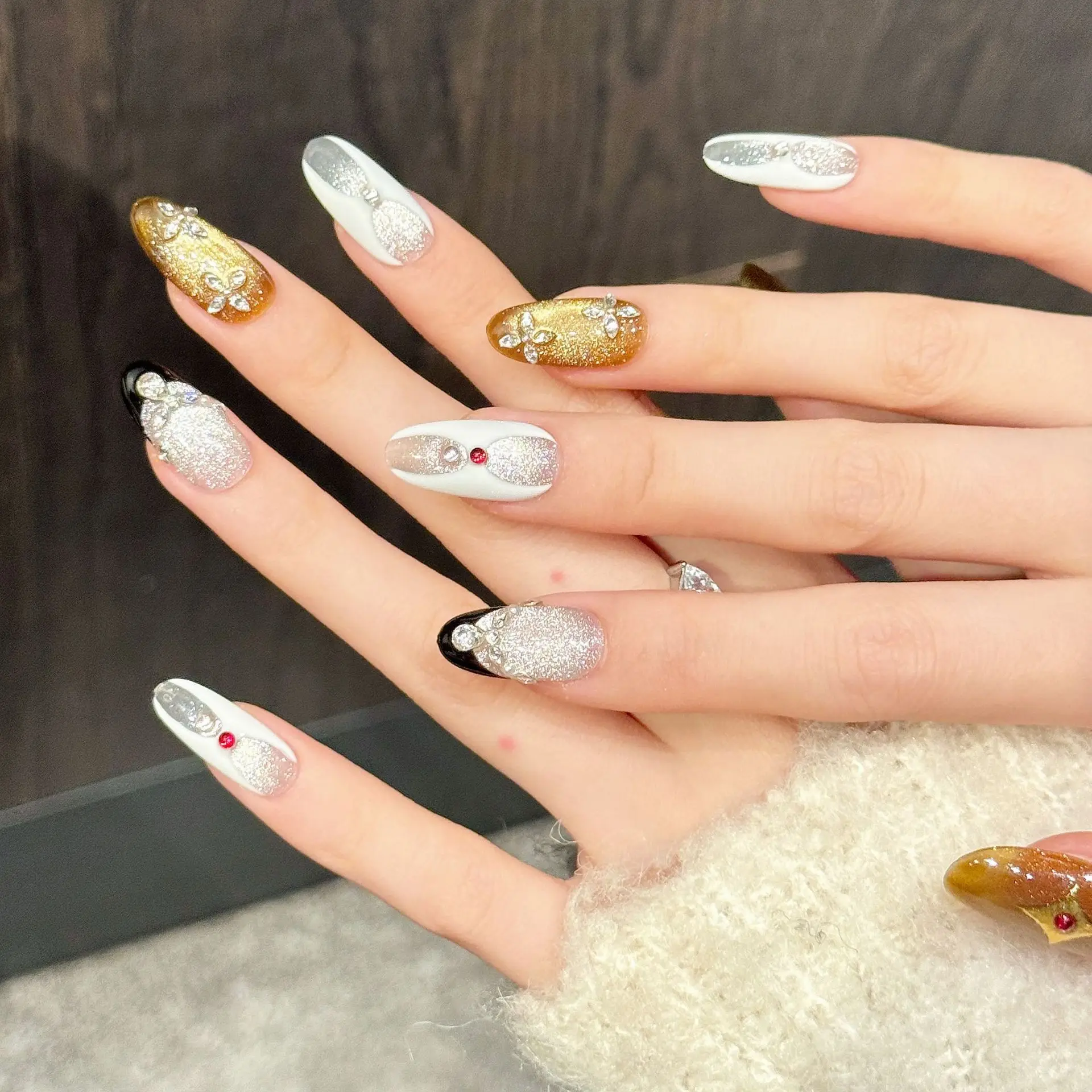 10PCS Oval Handmade Press On Nails, Light Luxury And High-end Red Jewelry Embellishment,Suitable For Parties And Daily Wear.