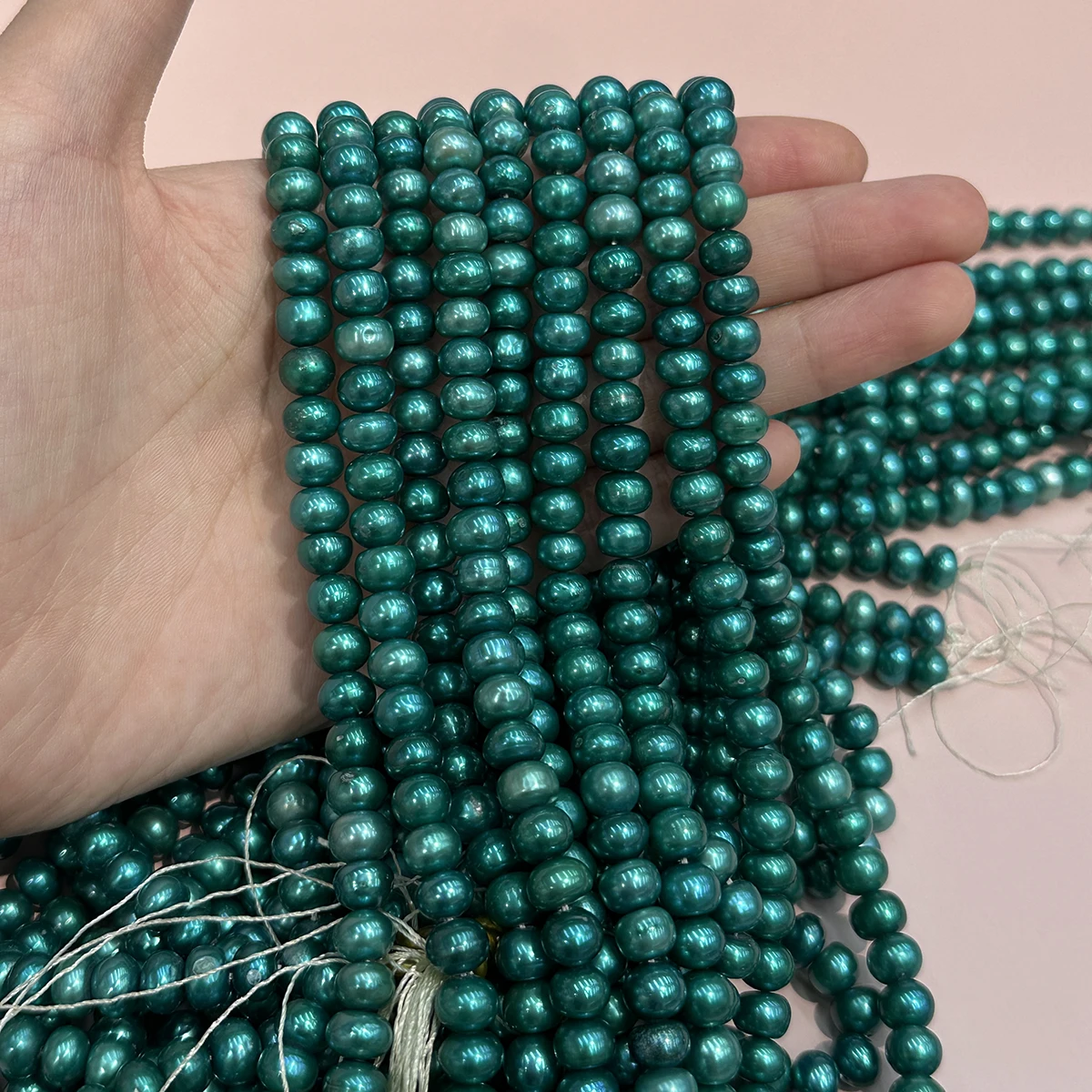 Natürliche Süßwasserperle, grün gefärbte Perle, 7–8 mm, zum Schmuckbasteln, für DIY-Halsketten, Armbänder, Ketten und Ohrringe. – Detail 2