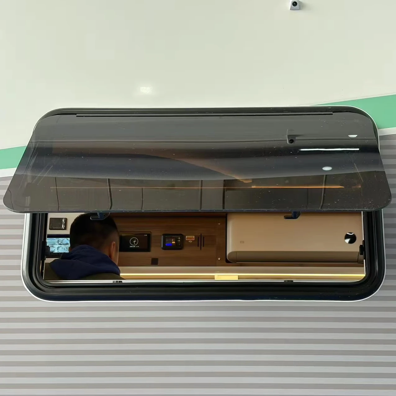 Rounded Angle External Push Window Waterproof Vent Window For Motorhome