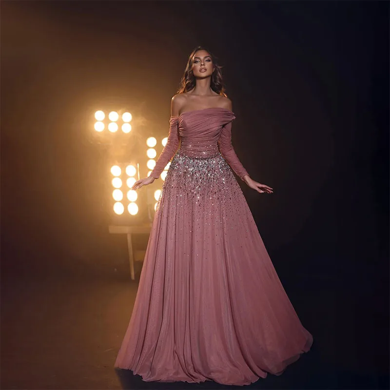 Robe de Soirée Rose Foncé pour Occasions Spéciales, Élégante, à Manches sulf, avec des Perles à la Taille, sur Tapis Rouge