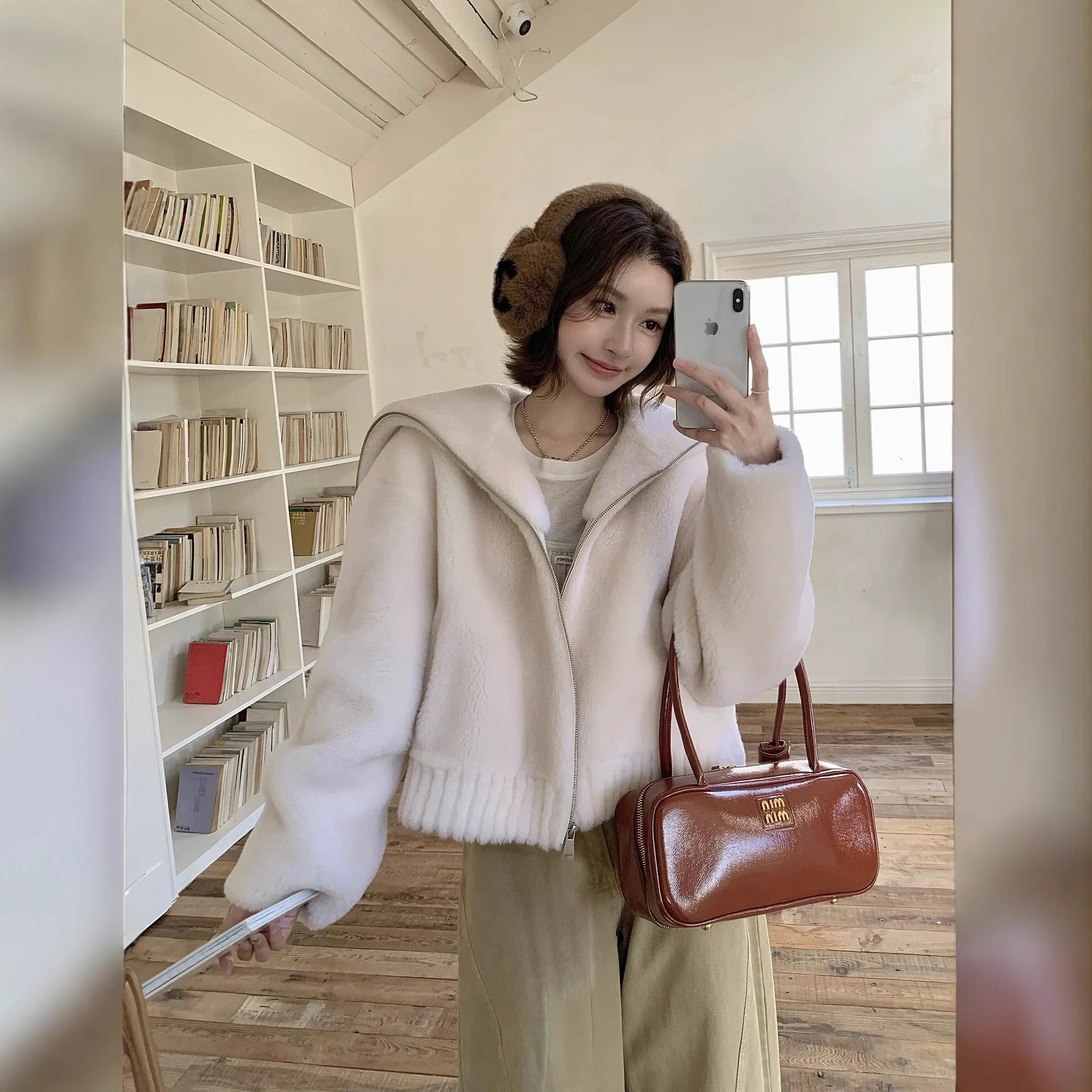 

100 Wool Navy Collar Lamb Fur Fur Coat for Women 2025 Winter Sheep Shearing Thickened and Warm Jacket