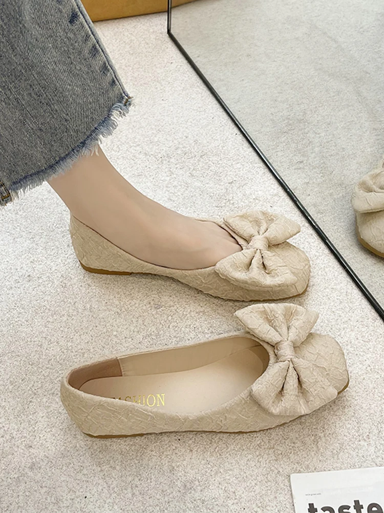 Sepatu kasual ujung bulat sepatu wanita alas kaki perempuan lunak simpul pita sepatu wanita yang cocok dengan bulu mulut dangkal elegan nenek Butterfly Dre