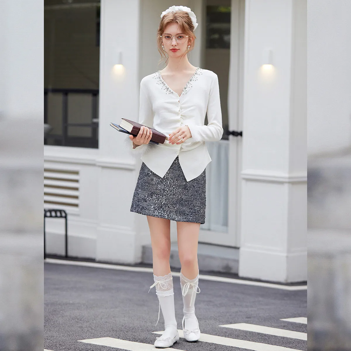 LOUISYAO Mode Kralen Geplooide Vorm Dames Truien 2025, Herfst Nieuw met Harige Manchetten Gebreid Vest Elegante V-hals Top