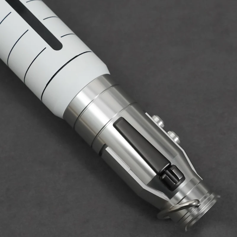 [89SABERS] Sable de luz Shin Hati, equipado con software ProffieBoard v3.9, presenta 19 fuentes de sonido y efectos de iluminación.