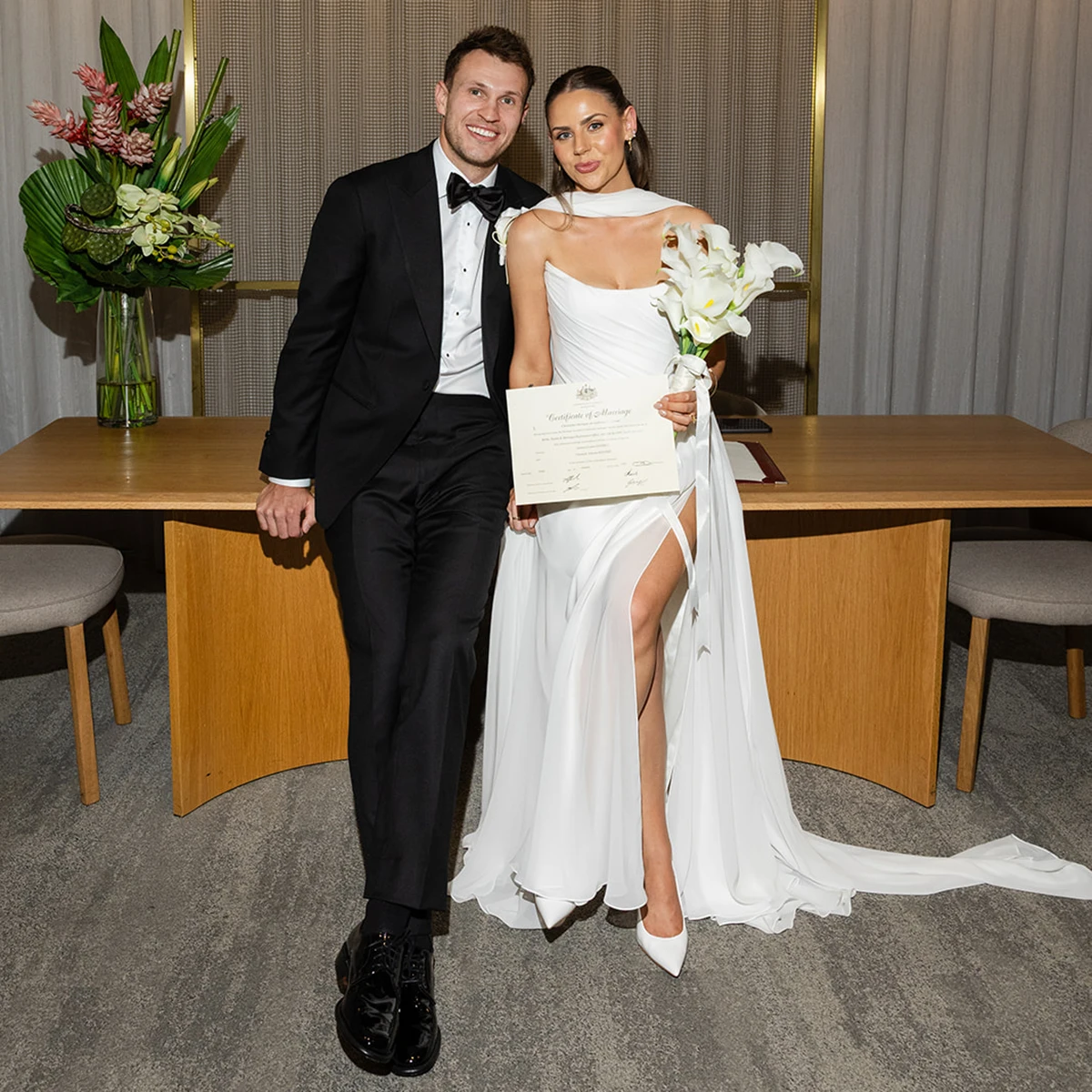 Two Pieces Corset Strapless Wedding Gowns Customized Basque Crop Top A Line High Slit Sexy Classic Bridal Dress With Long Scarf