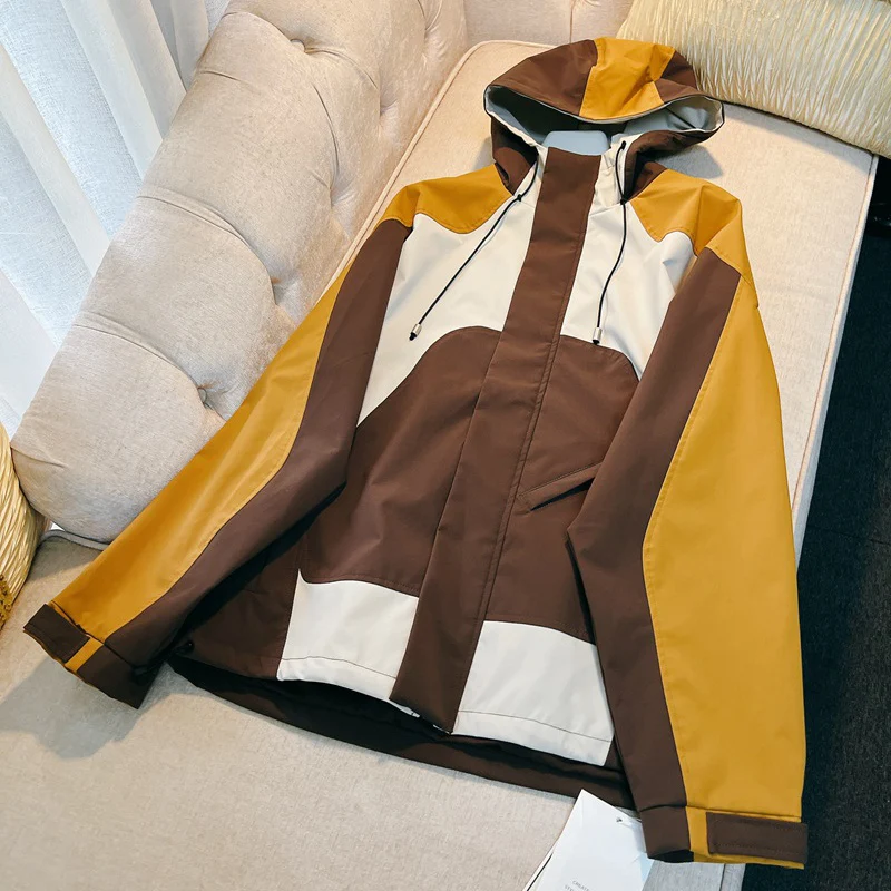 เสื้อแจ็คเก็ตแฟชั่นลายปะติดสำหรับผู้หญิง เสื้อแจ็คเก็ตกันลมมีฮู้ด มีกระเป๋า เหมาะสำหรับกิจกรรมกลางแจ้ง รุ่นใหม่ปี 2025 แบบซิป แจ็คเก็ตสปอร์ตสำหรับผู้หญิง