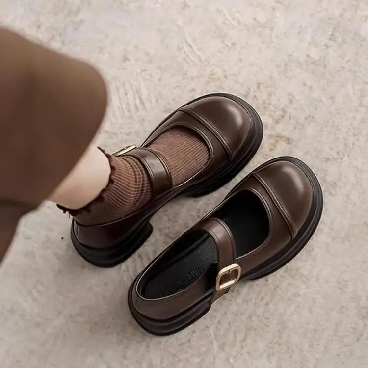 

Женские лоферы в британском стиле — классические черные туфли на плоской подошве на массивном каблуке и среднем высоком каблуке, вневременная дизайнерская одежда в один шаг