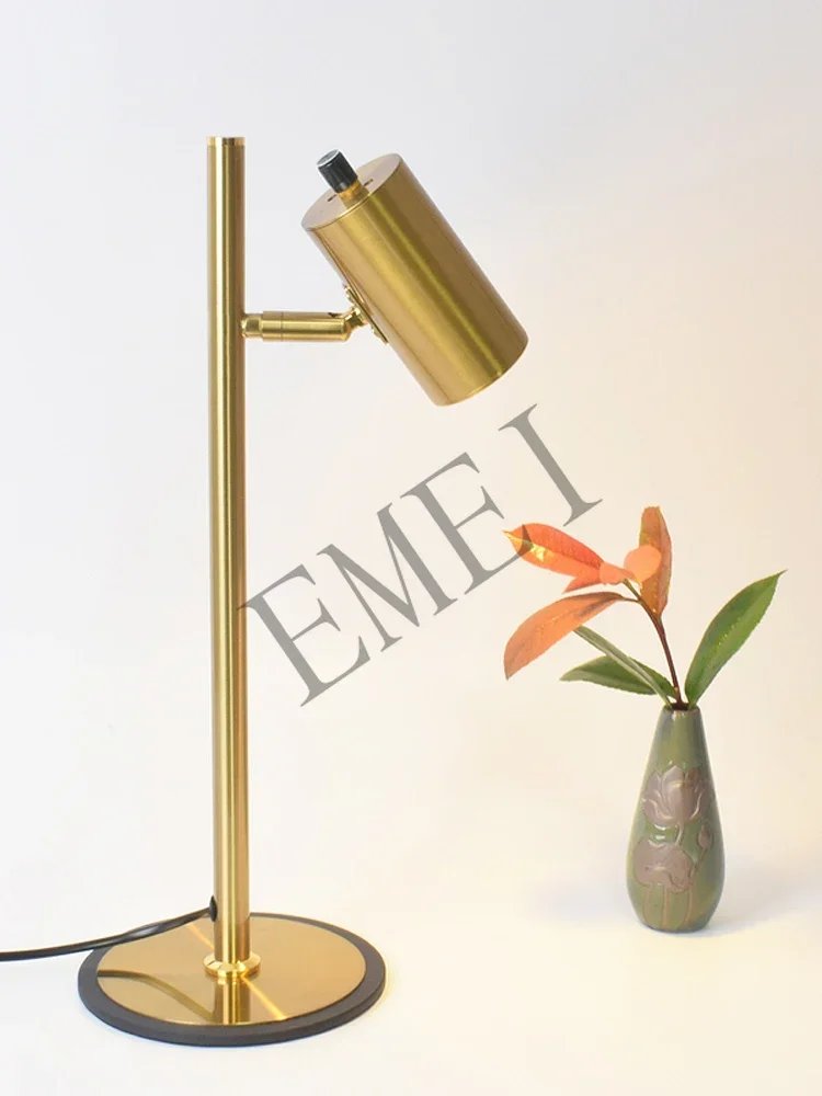 Nordic light luxury minimalist studio study computer soft decoration model room B & B hotel bedroom bedside decorative desk lamp