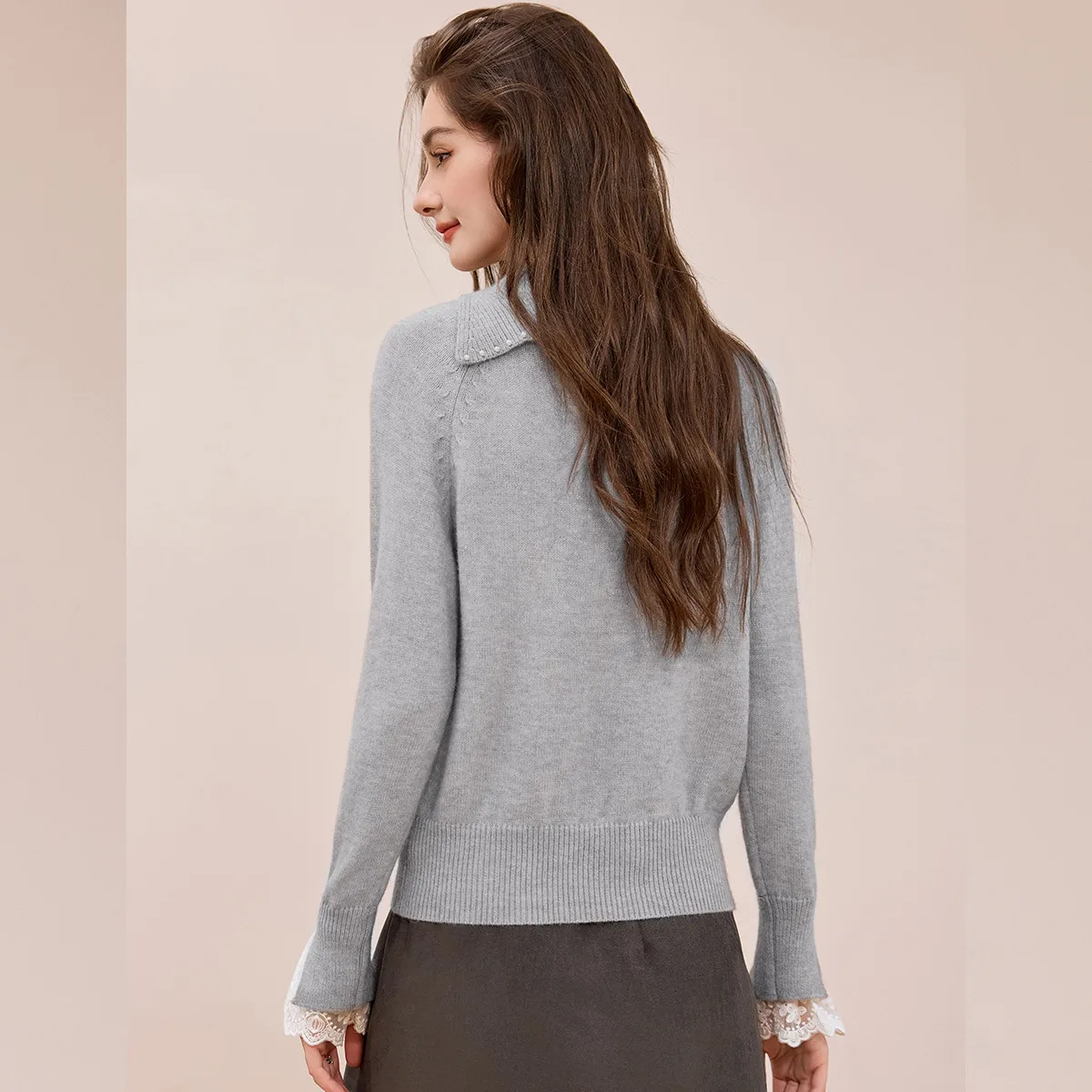 LOUISYAO Strickpullover mit Spitzenbesatz, 2025, Herbst-/Winterpullover, 3D-Blumen, schräger Kragen, gestrickter Pullover, sanftes Patchwork-Strickoberteil